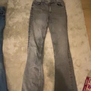 flared jeans - Buda ner om ni känner för de!! E öppen !! helt och hållet nyskick !! 🥰 164 är de men de funkar as bra för 170!! Då man kan spänna de på olika sätt och de e väldigt stretchiga. Snälla lika denna post 🥰 Jag e 165 men de funkar för 160!! 