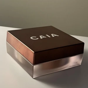 CAIA bronzer - CAIAS bronzer i färgen ”Venice”! Nypris 325kr. Svårt att avgöra hur mycket som är kvar, men mer än hälften (som på sista bilden) 🤩 Texten har försvunnit lite, men inga skador på själva produkten