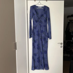 Klänning  - Oanvänd klänning från Adoore i storlek 36
