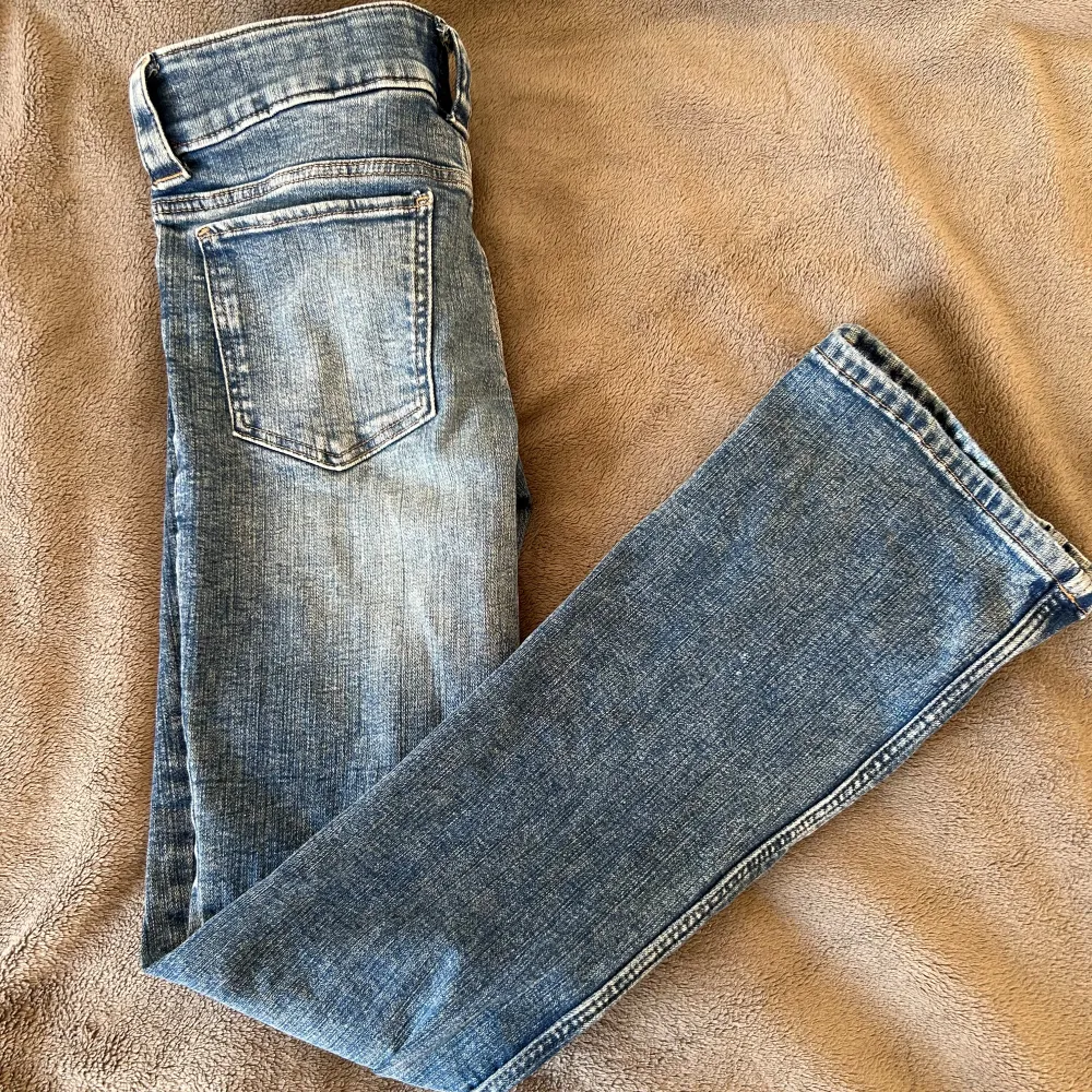 Säljer dessa skitsnygga lågmidjade jeansen i storlek 164, skulle säga xs/xxs! Jättefint skick och perfekt till hösten! Skriv om du undrar något❤️. Jeans & Byxor.