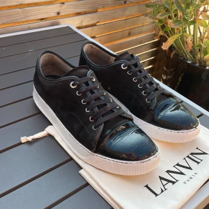 Lanvin - Säljer dessa feta svarta lanvin cap toe med glans! Skick 6/10. Storlek 44. Kan gå ner i pris vid snabb affär. Hör av dig vid frågor eller funderingar!💯
