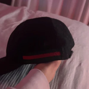 Gucci keps svart - Säljer min Gucci keps då jag inte använder den längre p.g.a den är för stor   STORLEK L SKICK MEDIUM  