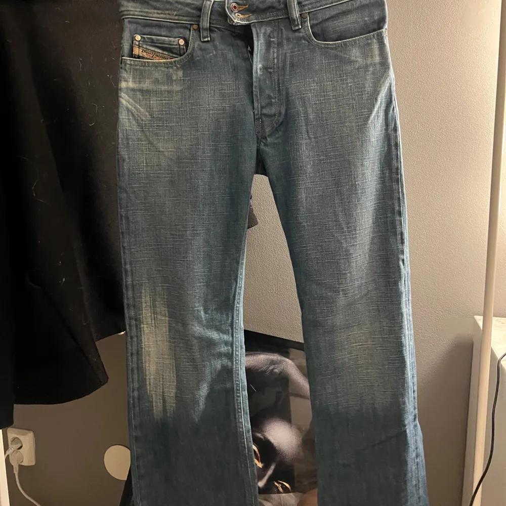 säljer dessa lågmidjade diesel jeans!! vem älskar inte diesel liksom🔥🔥 dom är utsvängda i benen inga skador inget slitet bra skick dom är i storlek 28! pris kan diskuteras köp via köp nu eller skriv vid frågor! nypris 2000kr🔥. Farkut & Housut.