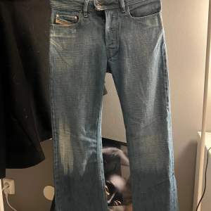 säljer dessa lågmidjade diesel jeans!! vem älskar inte diesel liksom🔥🔥 dom är utsvängda i benen inga skador inget slitet bra skick dom är i storlek 28! pris kan diskuteras köp via köp nu eller skriv vid frågor! nypris 2000kr🔥