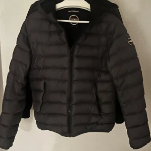 Colmar jacka - Säljer en colmar jacka i storleken m. Säljer den pga att jag inte får någon användning av den. Ny pris ligger runt 4000kr, mitt pris är 1900kr men kan självklart diskutera priset! 