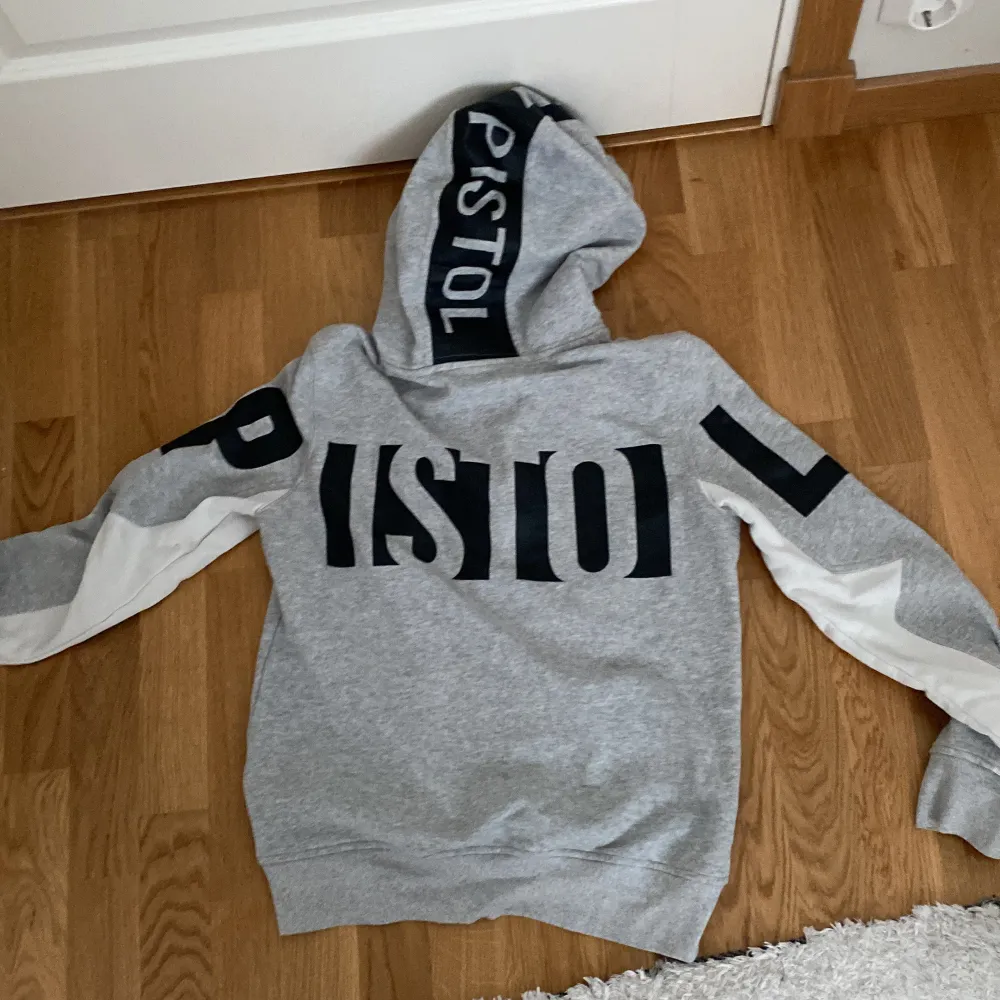 Grå hoodie ifrån Elly Pistol.. Hoodies.