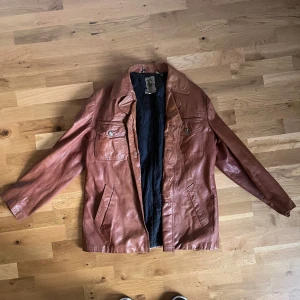 Läderjacka 70-tal - Säljer min gamla läder jacka som behöver ett nytt hem.