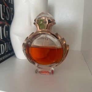 Olympia parfym - Parfym Olympia från Paco rabanne💗 från början 50 ml, syns på bilden hur mycket som är kvar 💓 tryck gärna på köp nu