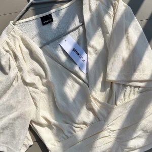 Ljusgul topp från Gina  - Supersöt ljusgul topp, har aldrig kommit till användning så tar bara plats i garderoben, strl 34 och säljes för 150 kr