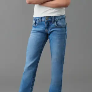 Ett par as snygga low waist bootcut jeans ifrån Gina Young, helt nya och aldrig använda (bara när bilden togs)💓