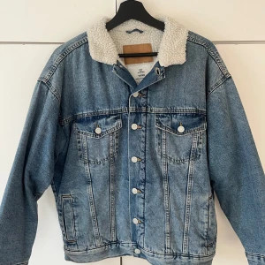 Jeansjacka  - Jeans jacka med fluff från hm. Jätte skön och varm. Använd fåtal gånger eftersom de inte är min stil. Inga defekter och nypris 500.