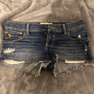 Lowwaist shorts  - Säljer dessa jättefina shorts som har jätte fina detaljer💕 Storleken är lite oklar men passar xs❤️