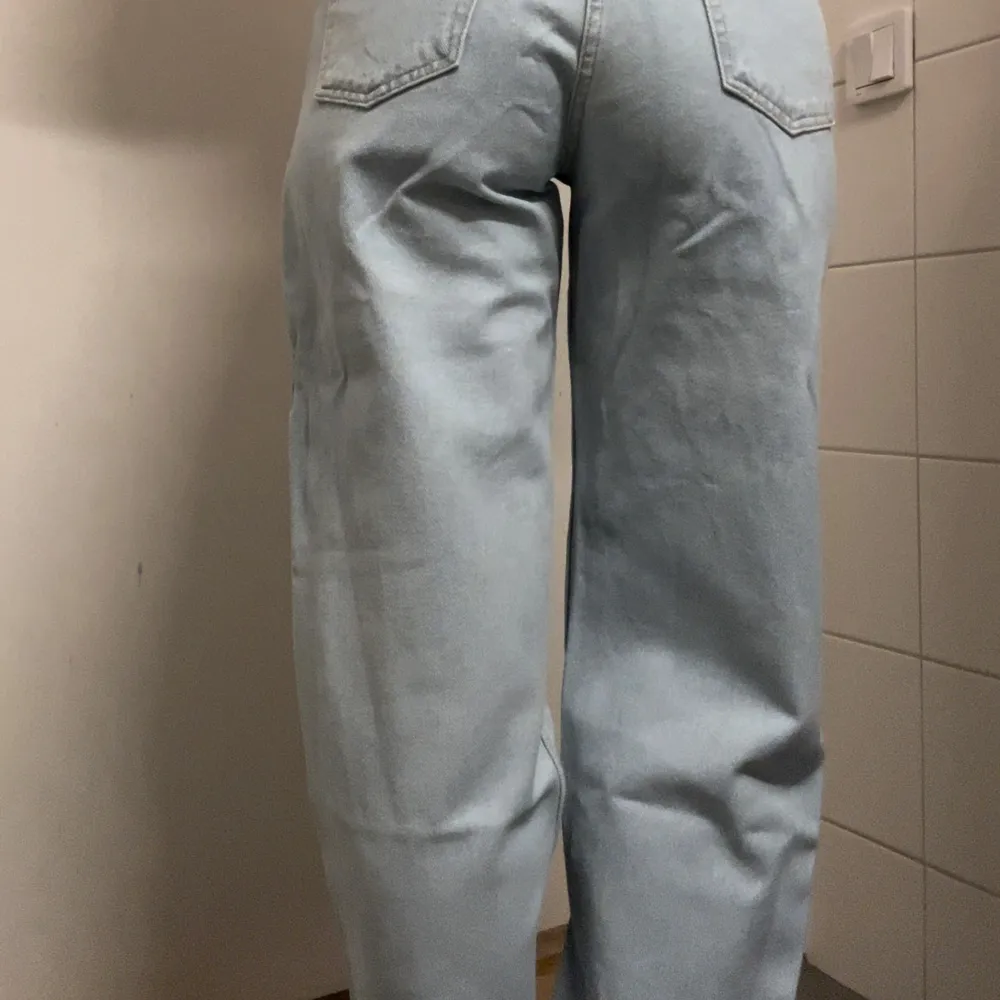 Vida jeans från junkyard storlek 27. Jätte fina o bekväma men anvönder ej och knappt gjort det. . Jeans & Byxor.