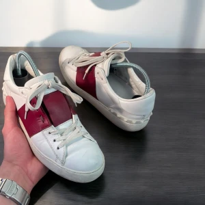 Valentino Skor - Valentino Open Sneakers | Storlek 37 (Passar även 38) Tyvärr ingen dustbag  men givetvis äkta. | Fraktas via PostNord / Instabox | Bra skick på skorna | Nypris runt 6500kr  | kom med prisförslag samt om ni vill ha mer bilder i DM.🍾