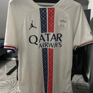 PSG - Hej! Säljer nu min PSG tröja pga den används inte längre och har läst legat i min garderob sen jag köpte den så tänker att jag ska försöka sälja den. Jag köpte för 500kr, mitt pris är 400kr men priset kan diskuteras vid snabb affär