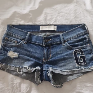 Gilly Hicks jeansshorts - Säljer dessa jättefina shorts då de är för stora på mig. De är 39 cm rakt över och 22 cm lång. Jag köpte de på Vinted för kankse 3 månader sedan och bara använt de lite. 