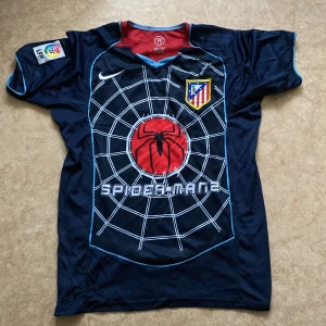Atletico madrid spider man  - Atletico madrid tröja med ett mycket bra skick,säljer pågrund av att den inte används så mycket. Priset kan diskuteras. 