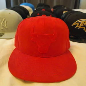 New Era 59Fifty Nba Chicago Bulls Red - New Era 59FIFTY NBA Chicago Bulls Red. (Sällsynt) Hela kepsen är i Red Velvet. Storlek: 7 (55.8 cm) Ny utan prislapp!