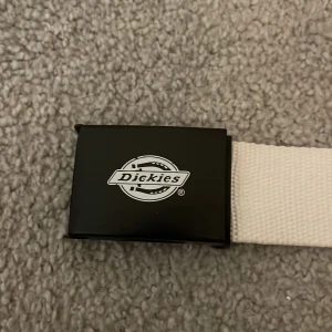 Dickis skärp  - Säljer nu med dickis bälte själv har jag inte använt det sen förra julen använde det bara typ 3 gånger så nästan nytt 