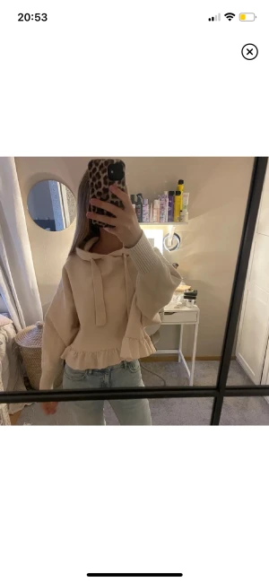 Zara stickad  - Stickad hoodie från zara, köpt här men säljer då den inte passade mig🌸storlek s, jätte söt!