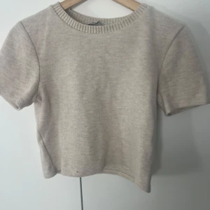 Stickad t-shirt🧸 - Stickad t shirt med fina detaljer och en perfekt beige färg💞
