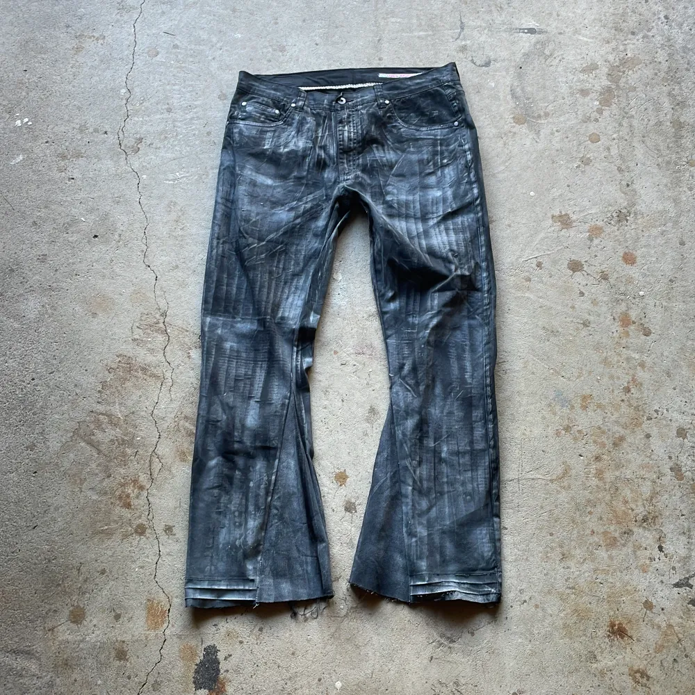 Flared, printed och waxed byxor. Vintage skick utan flaws. Bootcut passform . Jeans & Byxor.