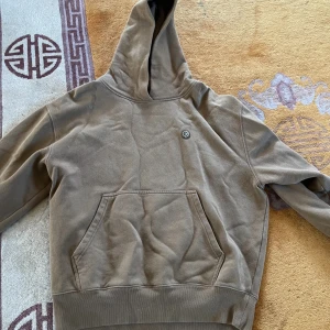 Polar hoodie skate - Ganska använd men ändå ny skick skate hoodie av märket polar riktigt drippy