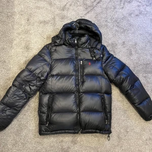 Ralph Lauren jacka  - Ralph Lauren vinter jacka. I nyskick använd 1 vinter. Storlek s