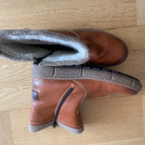 Stövlett från Rieker - Läderstövlett från Rieker i fint skick. Använda ett fåtal gånger 