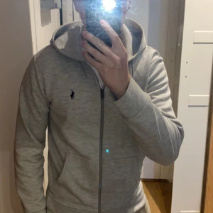 Ralph lauren hoodie  - Grå Ralph lauren zip hoodie storlek small i bra skick 