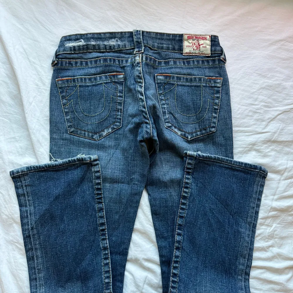 midja rakt över är 36cm och innerben är 75cm. Jeans & Byxor.