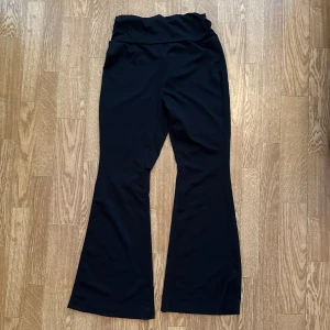Svarta flare byxor - Från shein, helt oanvända i storlek S. Lite långa i benen på mig (jag är 156cm lång) 