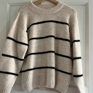 Randig stickad tröja  - Säljer en randig stickad tröja perfekt för hösten. Bara använt ett fåtal gånger💕