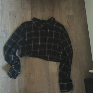 Croppad skjorta  - Väldigt Croppad skjorta,  Tunn.