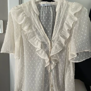 Zara blus  - Vit Zara blus i Strl Xs, inga defekter!  Kontakta för fler bilder eller frågor💞