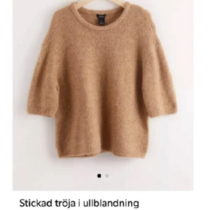 Kortärmad stickad - Supersnygg stickad tröja med trekvartärm i mjuk ullblandning, från Lindex💗 Säljer då den inte kommer till användning! Strl xs Originalpris 500kr