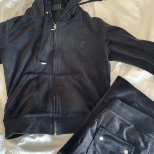 Juicy sett - Hej säljer nu mitt juicy sett i svart, använd några gånger men inte mycket. Tröjan är i storlek S och byxorna XS