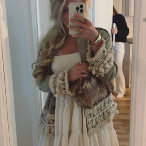 Grön jeansjacka med detaljer - Säljer denna URSNYGGA gröna jeansjackan med bohemiska detaljer från Zara! 🤩