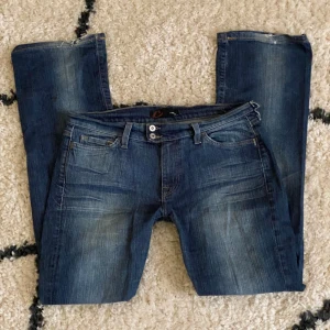 bootcut jeans - bootcut jeans, de är lite nertrampade (bild 3)💕