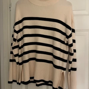 Stickad tröja - Randig stickat tröja från veromoda i storlek s. Tråd som har åkt ut men gå lägga det på insidan med hjälp ev en nål. 