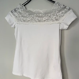 Off shoulder spets topp  - Säljer även i andra färger! Köp 2 st för 500kr! Den super populära spets toppen från h&m. Köp sker via köp nu. Jag postar inom 24h. Kvar tills markerad såld 