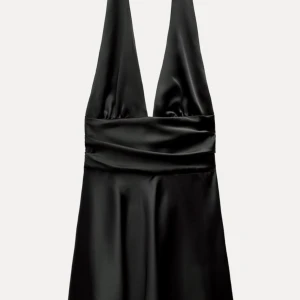 Halterneck klänning zara! - Så fin klänning från zara! Aldrig använd då den tyvärr inte passar mig. Perfekt till fest !