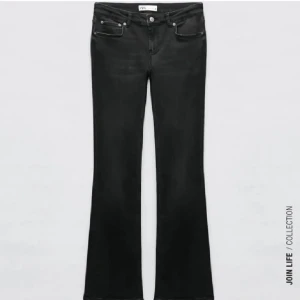 Zara low waist bootcut jeans - Fina svarta Zara jeans i storlek 34 