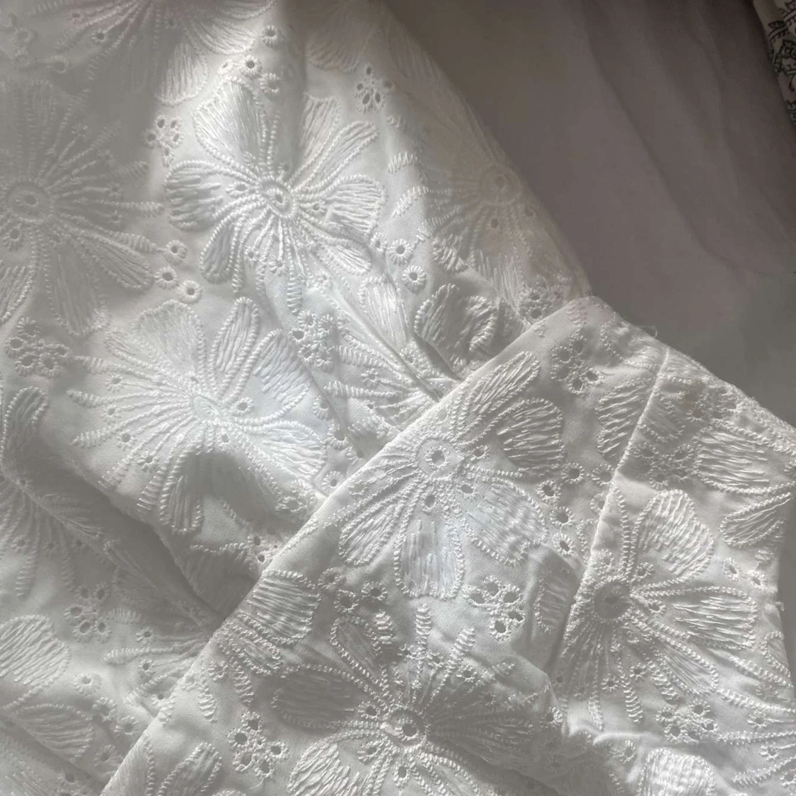 Vit klänning med blommigt mönster - 90