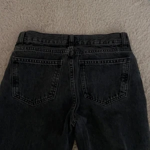 Gina Tricot Jeans  - Säljer Ginas jättefina Low Straight Jeans i storlek 34 då de är för små i storleken för mig!💕