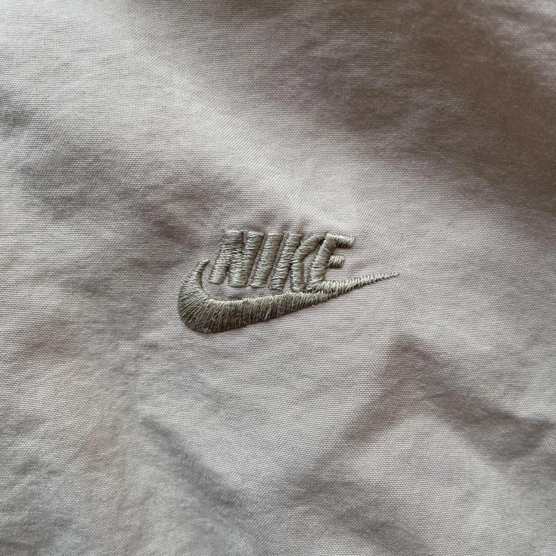 Beige vindjacka från Nike - 1