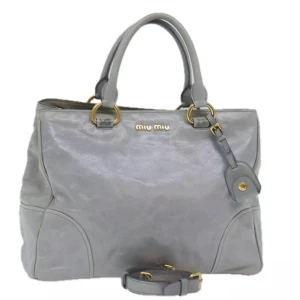 Miu Miu väska - Utbildning: Italien  Material: läder    Färg: grå Tillbehör: axelrem    Några små tecken på bruk, men totalt sett bra stand. Se bild för detaljer!  B 35cm x H 25cm x D 16cm
