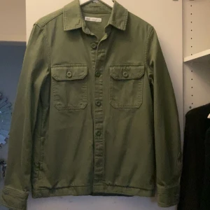 Overshirt  - Nu säljer jag min overshirt, eftersom passformen var lite stor på mig. Oanvänd och är storlek S, men kan även passa M! Priset kan diskuteras! 