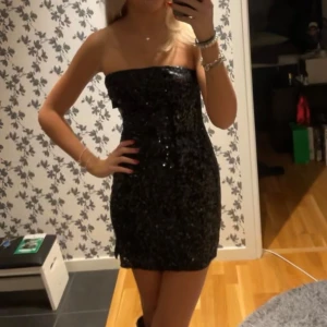 Glittrig klänning - Så fin glittrig klänning från Nelly🩷