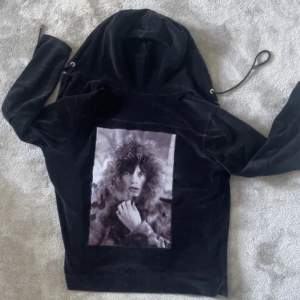 Säljer nu en skit snygg Limitato zip hoodie i färgen svart, extremt bra skick, ny pris ligger runt 3500 mitt pris 850, med kommer box, hör av er vid fler frågor.